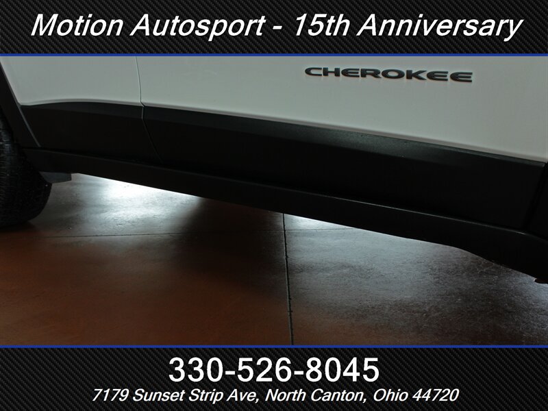 Used 2017 Jeep Cherokee Trailhawk AWD/4WD image 39