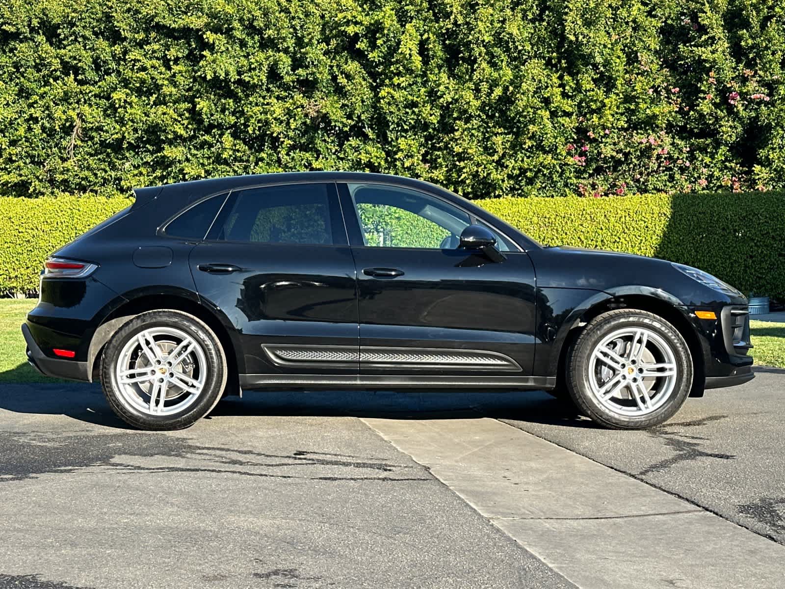 Certified 2025 Porsche Macan AWD/4WD image 9