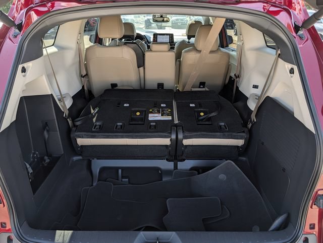 Certified 2023 Toyota Sienna XLE FWD image 28