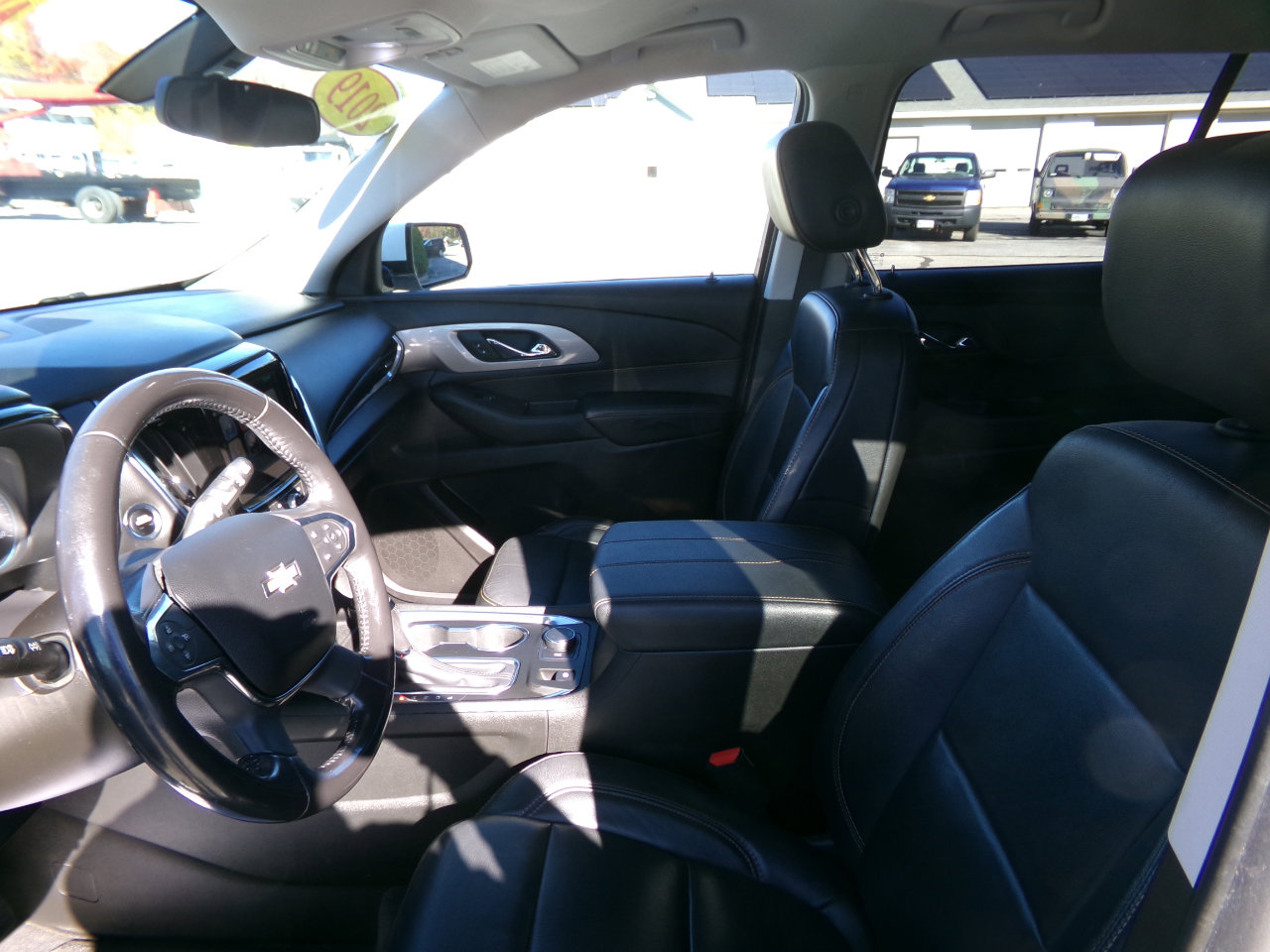 Used 2019 Chevrolet Traverse LT image 2