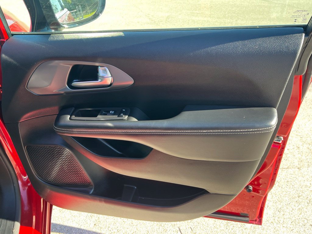 Certified 2025 Chrysler Pacifica Select FWD image 13