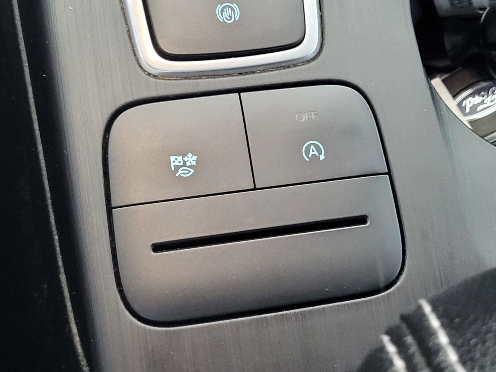 Used 2022 Ford Escape SE w/ SE Sport Appearance Package image 16