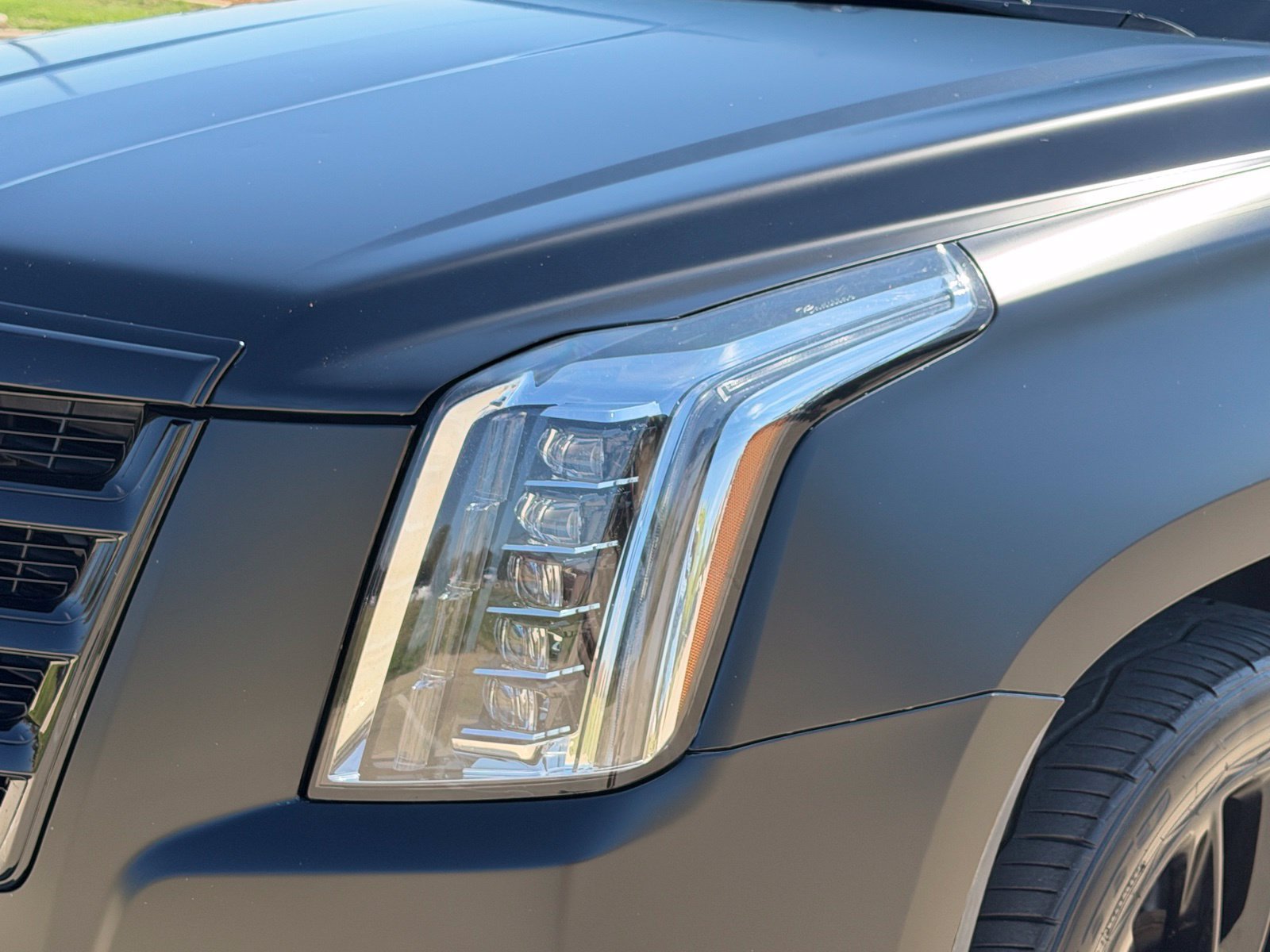 Used 2020 Cadillac Escalade Luxury AWD/4WD image 13