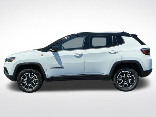 Used 2024 Jeep Compass Trailhawk AWD/4WD image 4
