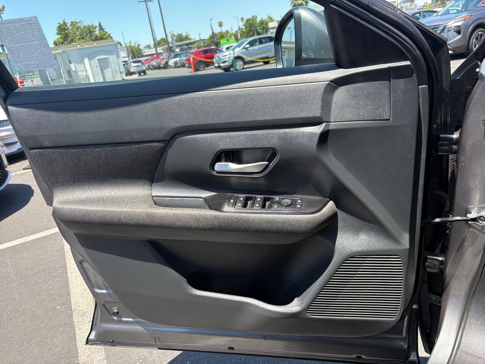 Used 2025 Nissan Kicks SV AWD/4WD image 18