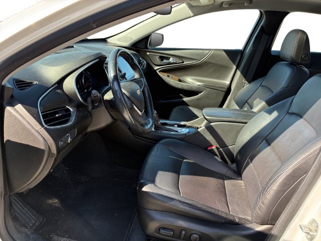 Used 2018 Chevrolet Malibu Premier w/ Premier Sun and Wheel Package FWD image 11
