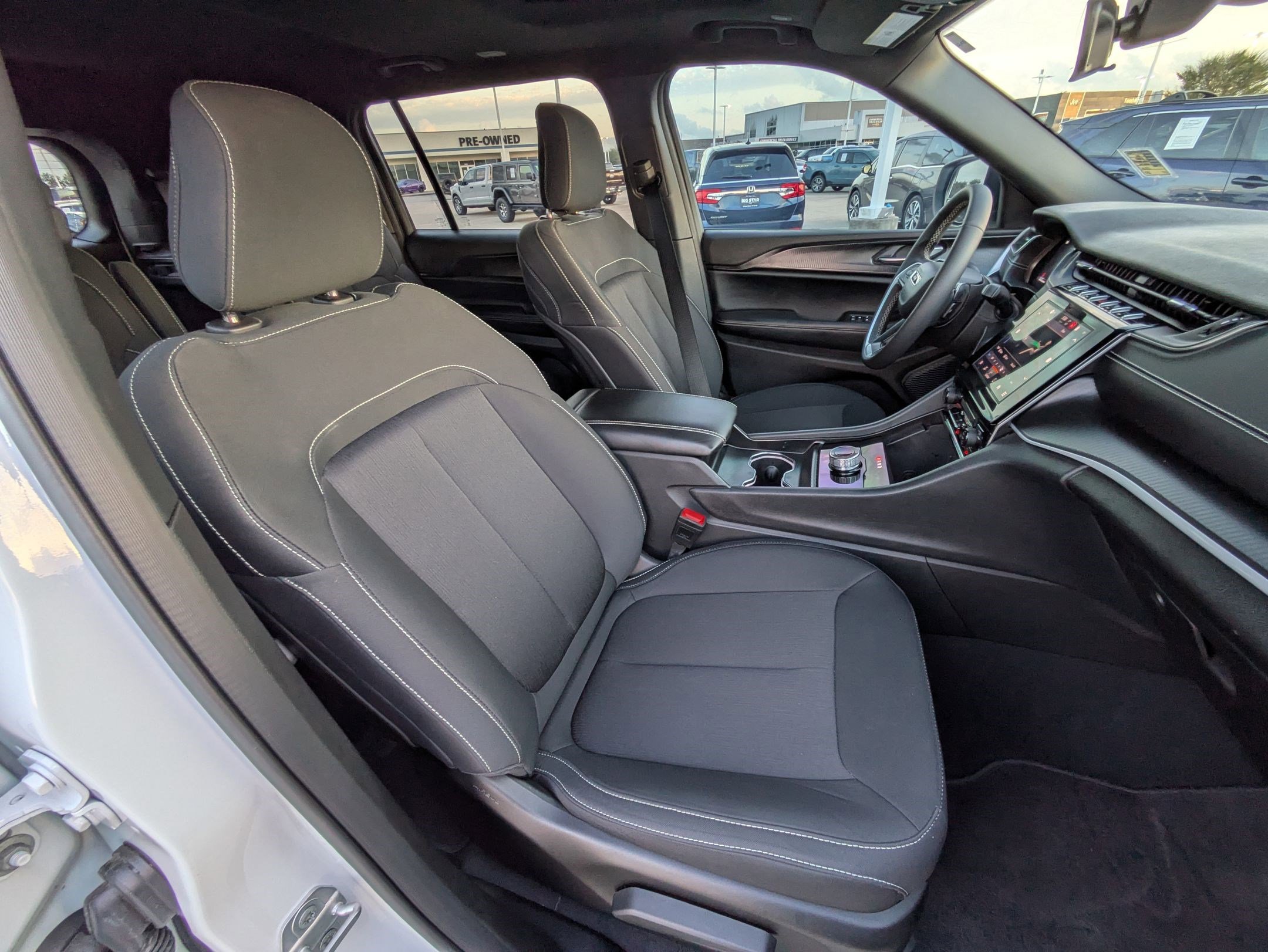 Used 2025 Jeep Grand Cherokee L Laredo image 33