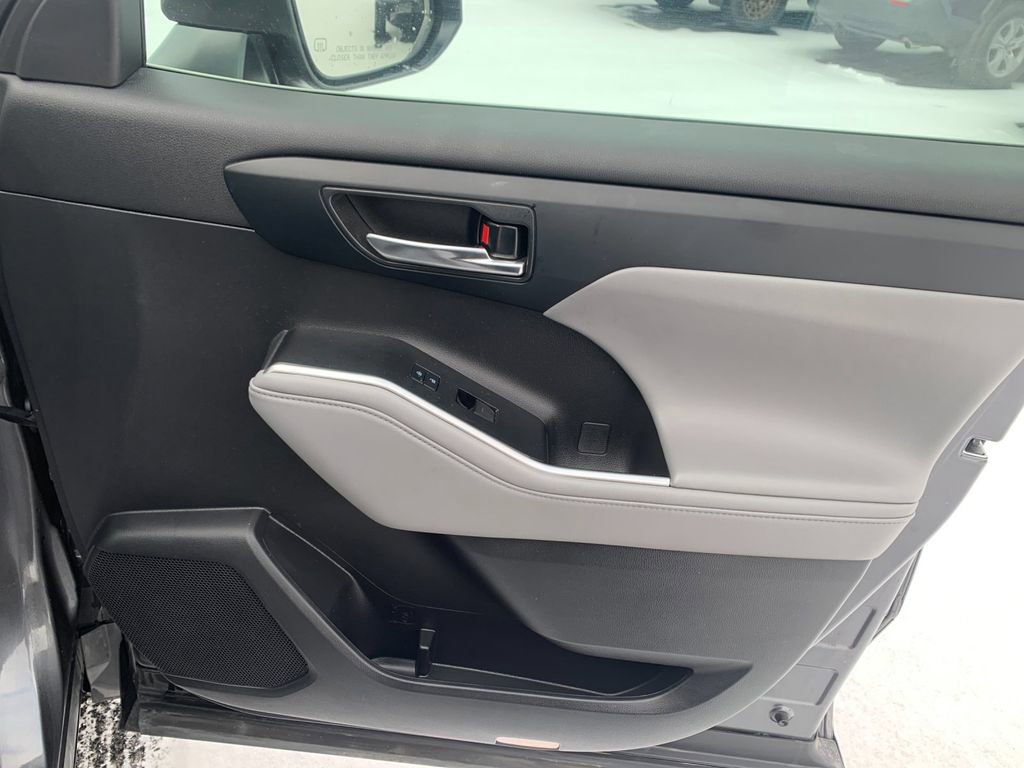 Used 2023 Toyota Highlander XLE image 21