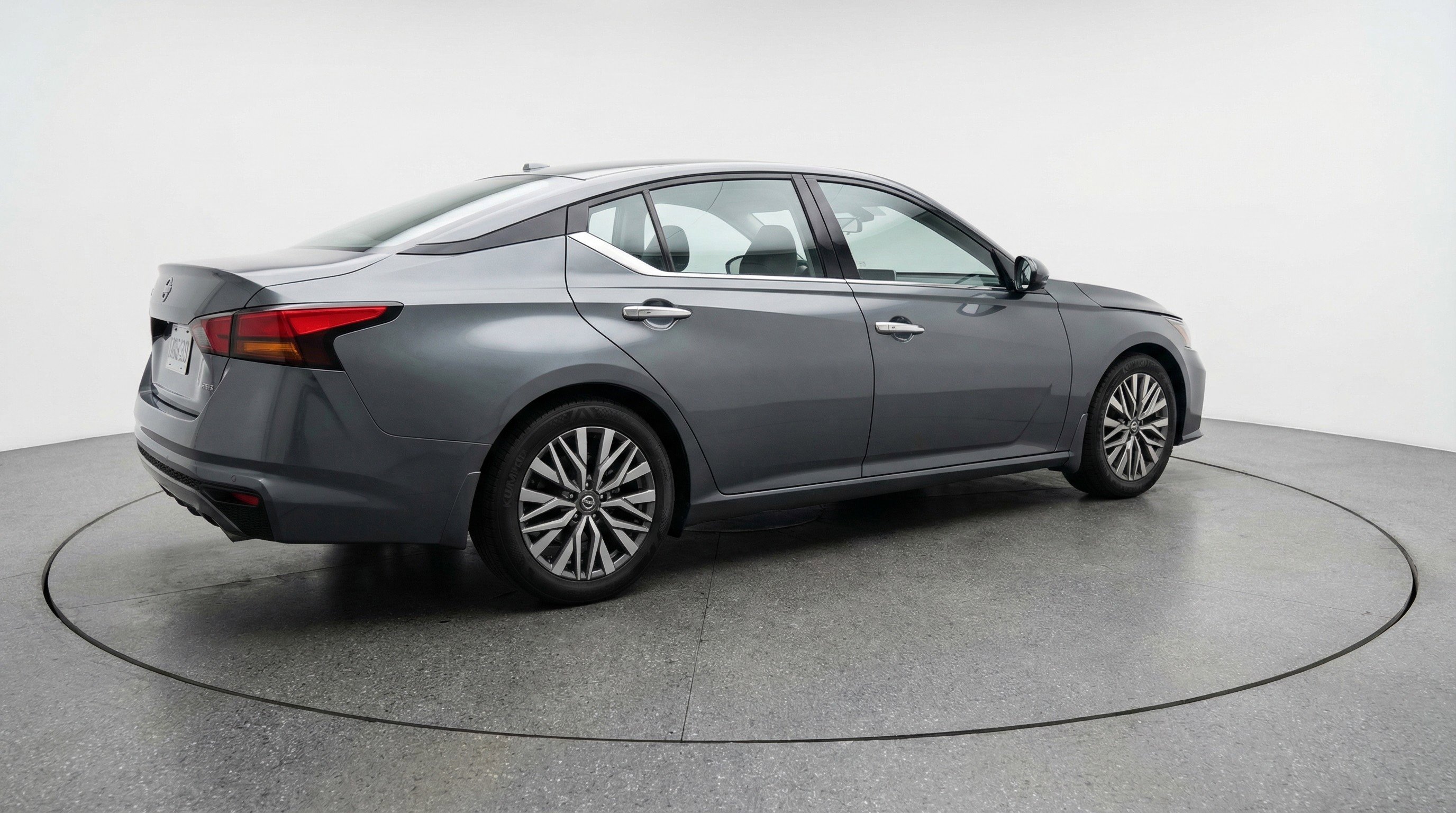 Used 2025 Nissan Altima 2.5 SV image 9