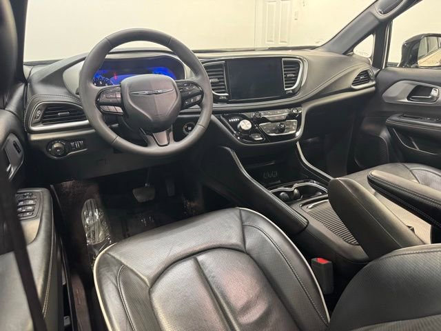 Used 2025 Chrysler Pacifica Limited image 7
