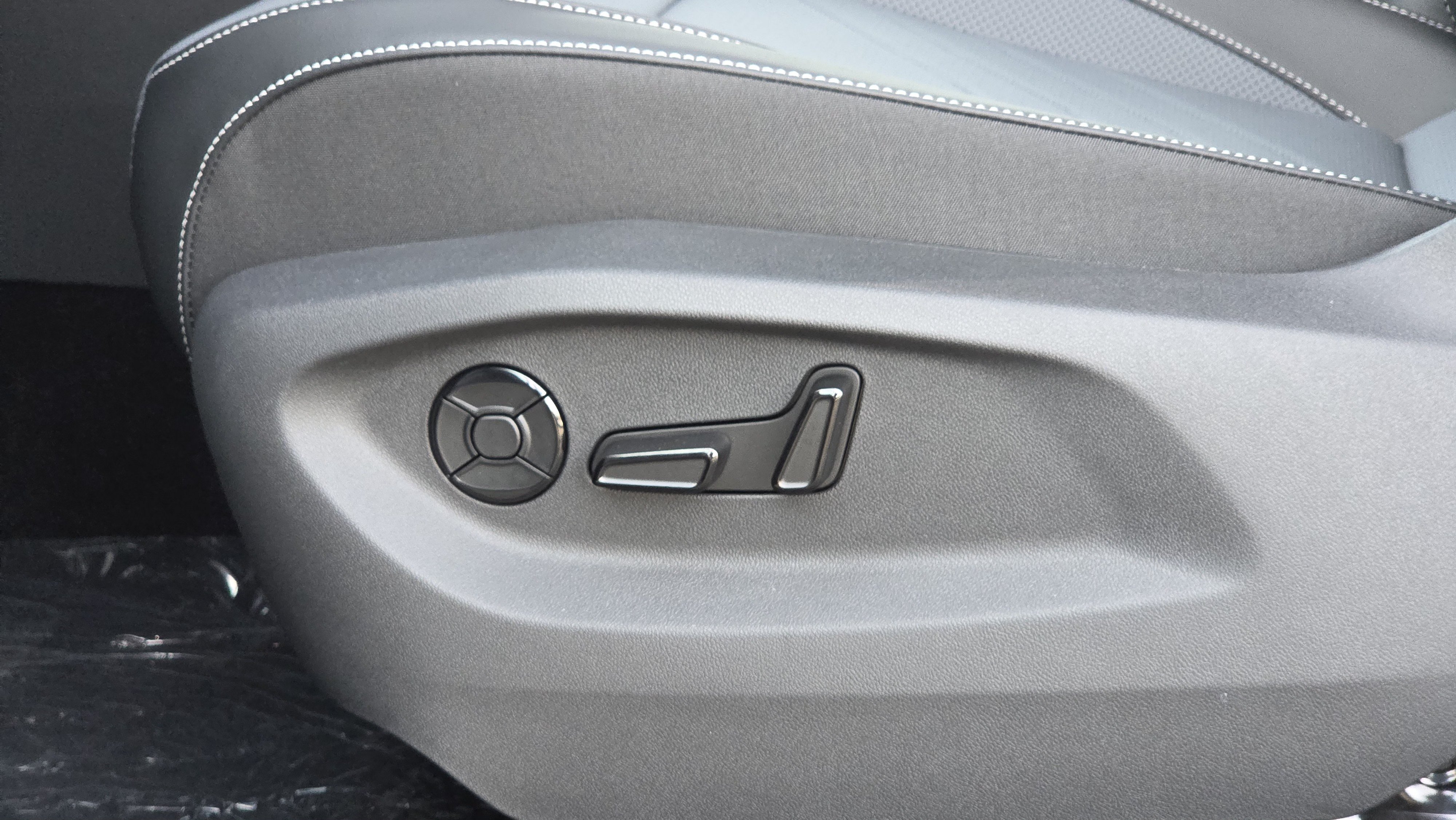 New 2026 Volkswagen Tiguan SE R-Line AWD/4WD image 14