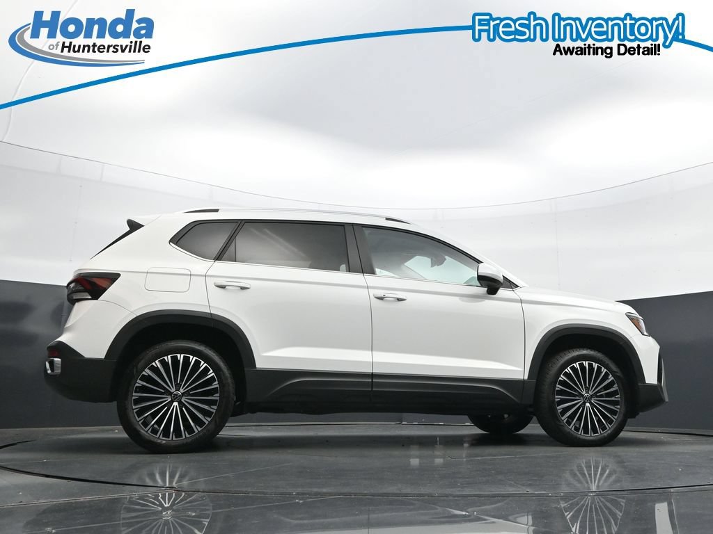 Used 2025 Volkswagen Taos SE w/ Panoramic Sunroof Package FWD image 36