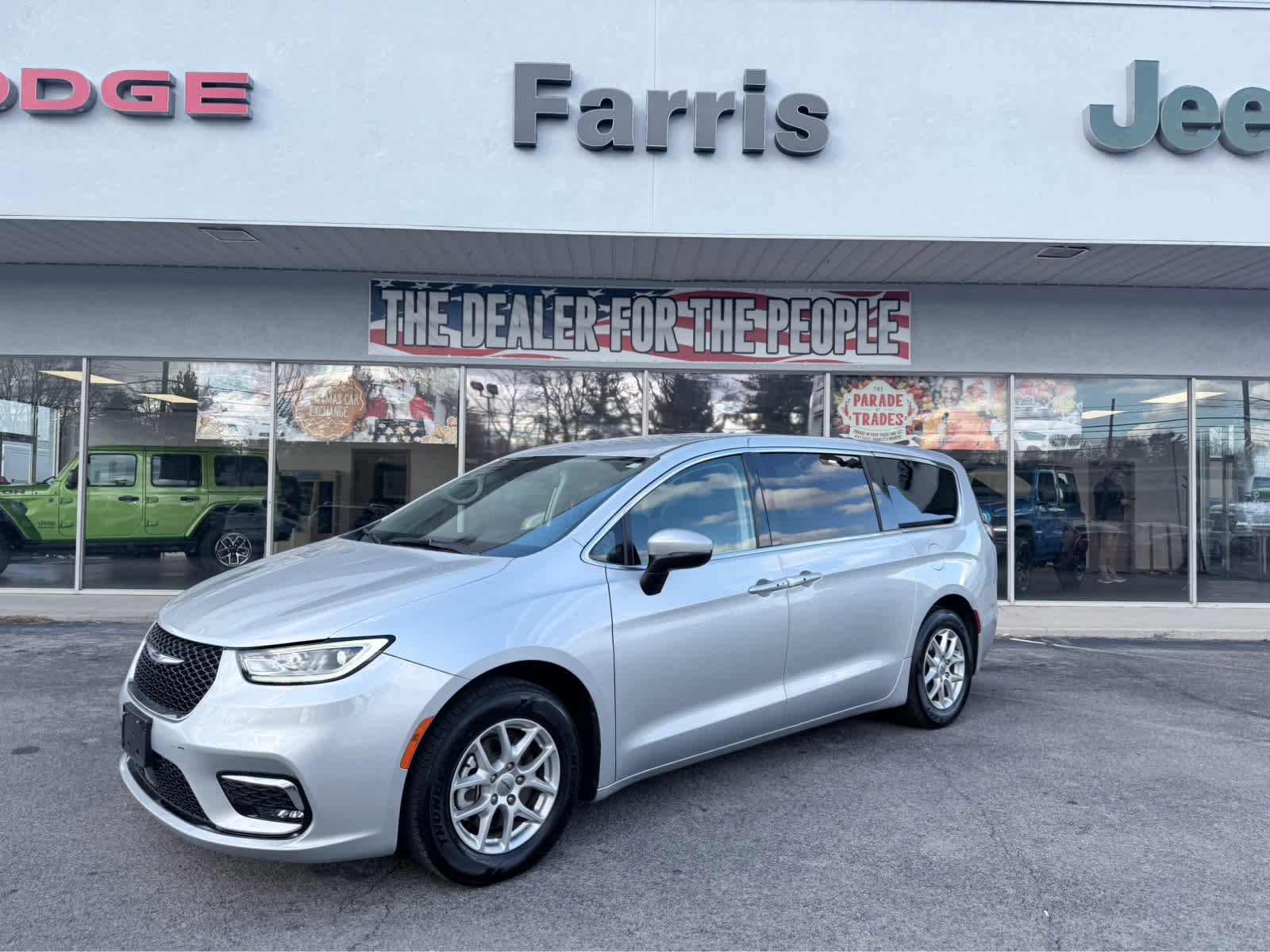 Used 2023 Chrysler Pacifica Touring-L image 1