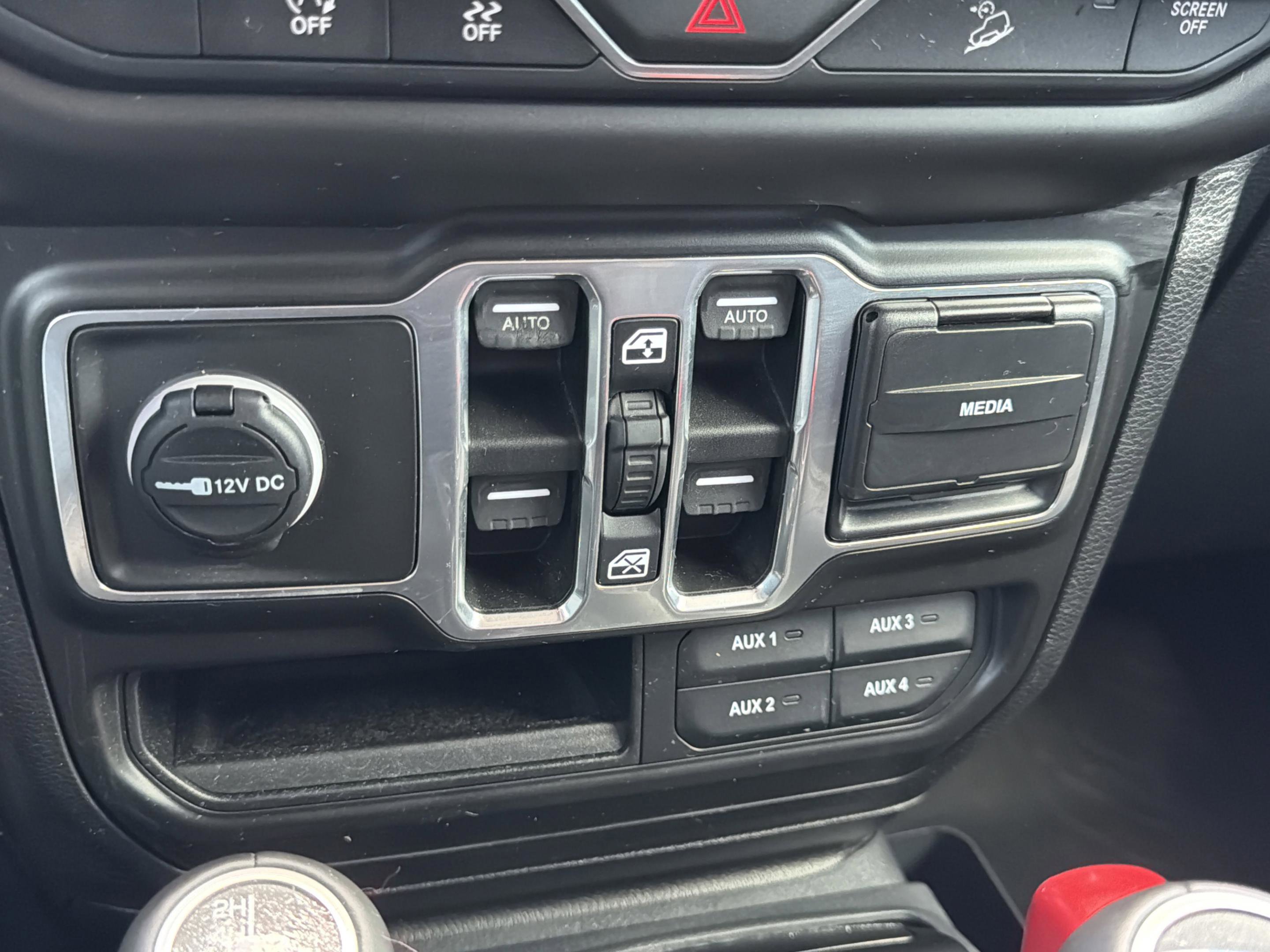 Used 2018 Jeep Wrangler Unlimited Sahara w/ Cold Weather Group image 19