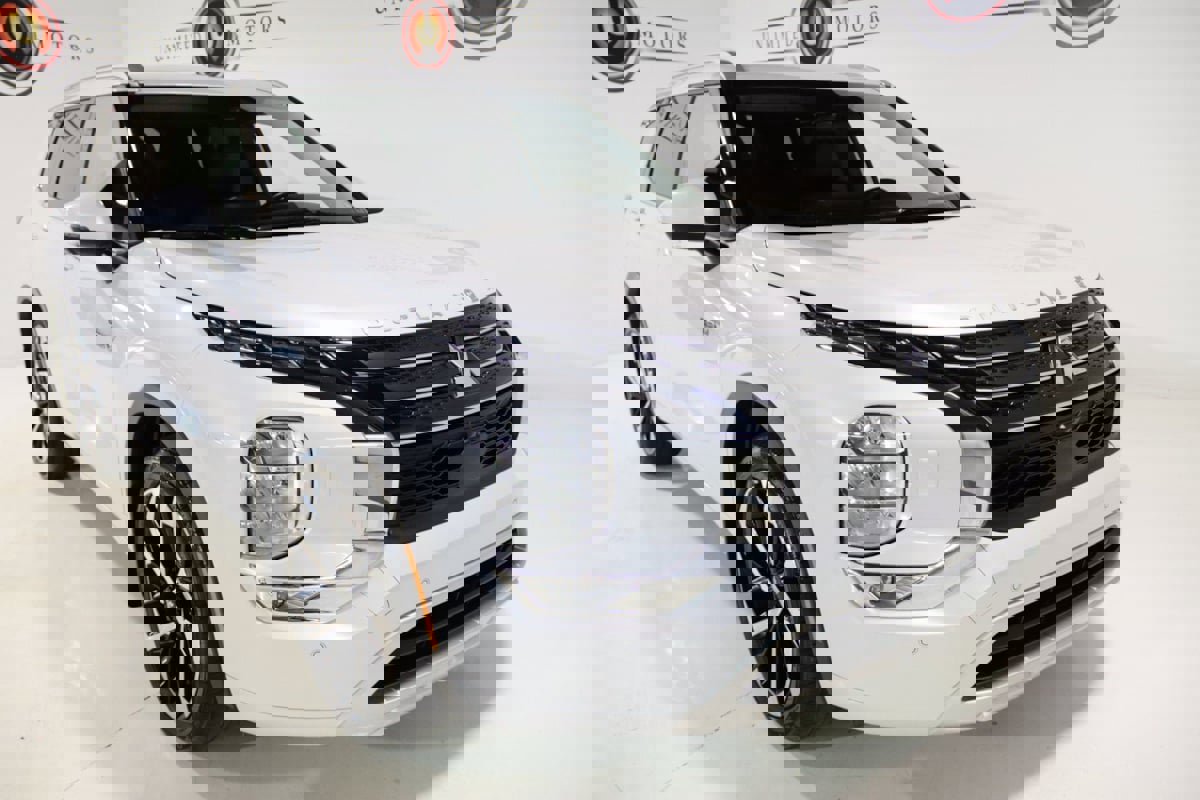 Used 2024 Mitsubishi Outlander 4WD Plug-In Hybrid image 14