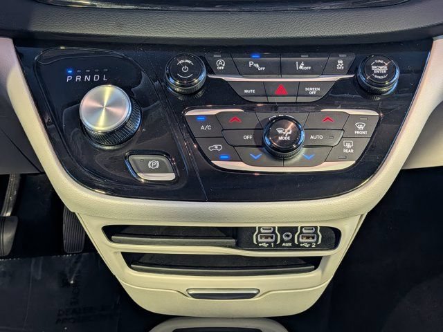 Used 2023 Chrysler Pacifica Touring-L FWD image 21