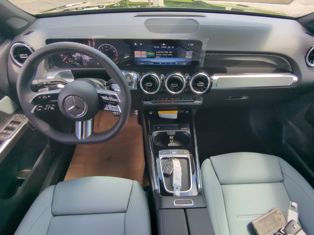 Used 2026 Mercedes-Benz GLB 250 image 2