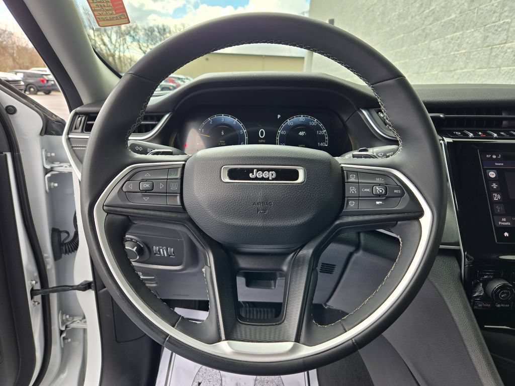 Used 2023 Jeep Grand Cherokee Laredo w/ Luxury Tech Group I AWD/4WD image 17