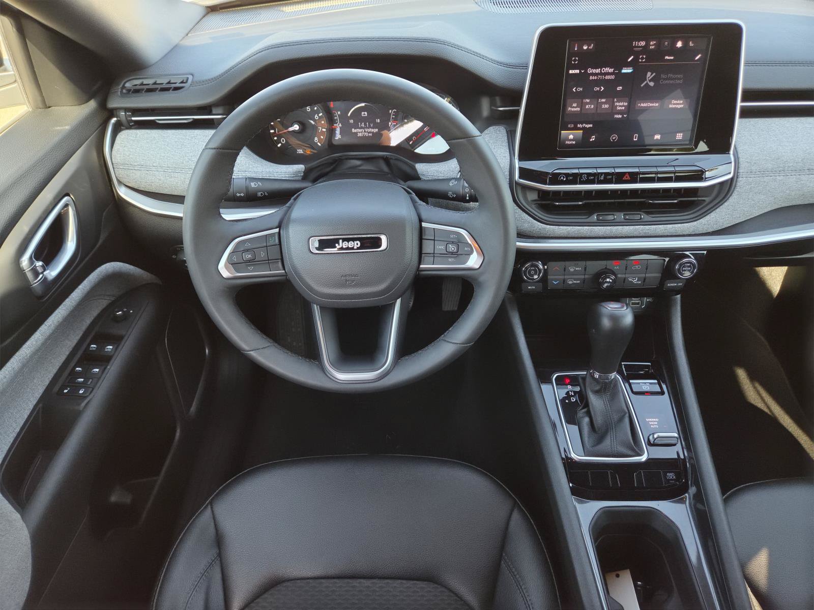 Used 2025 Jeep Compass Latitude AWD/4WD image 11