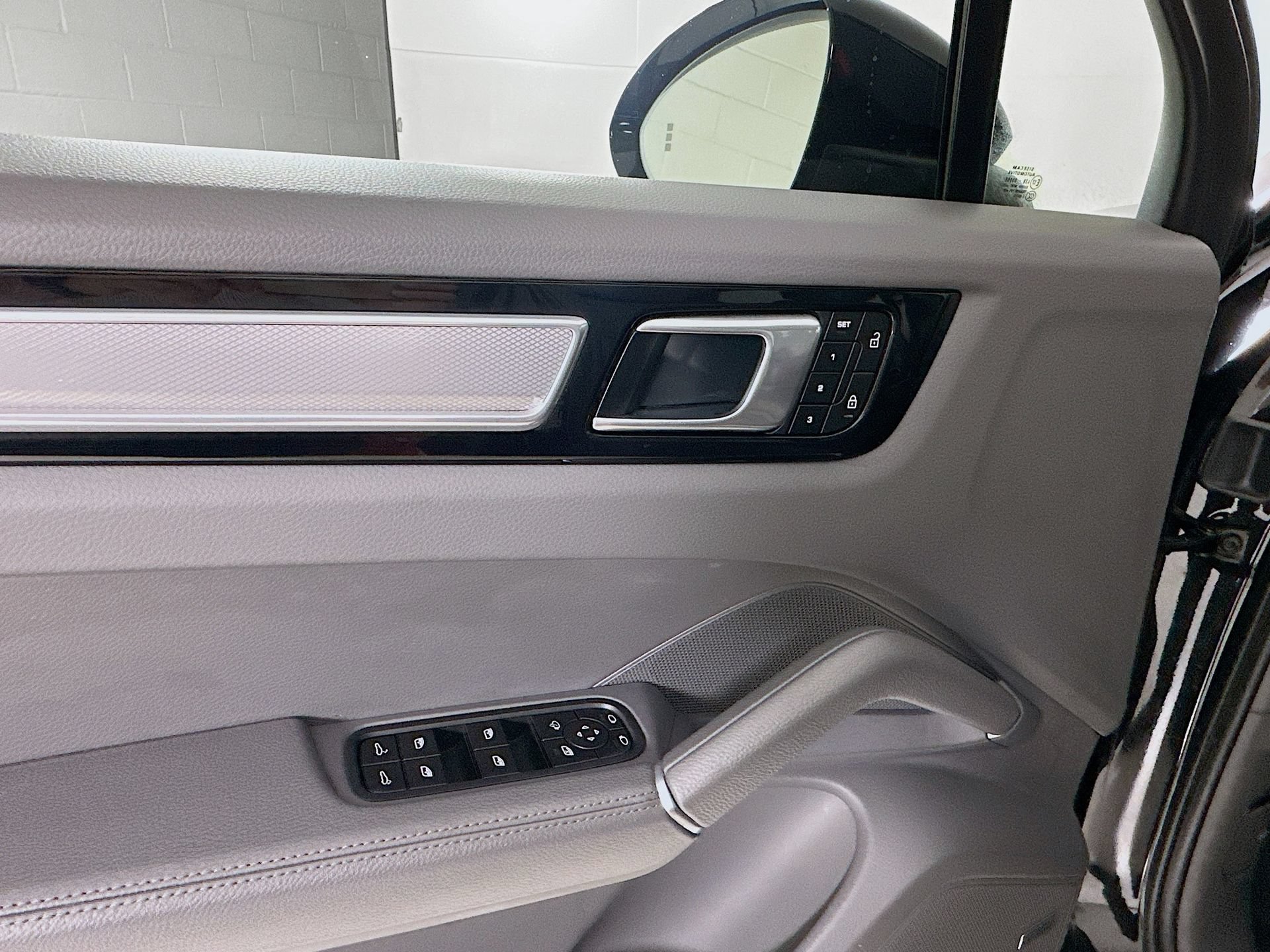 Used 2023 Porsche Cayenne Platinum Edition AWD/4WD image 19