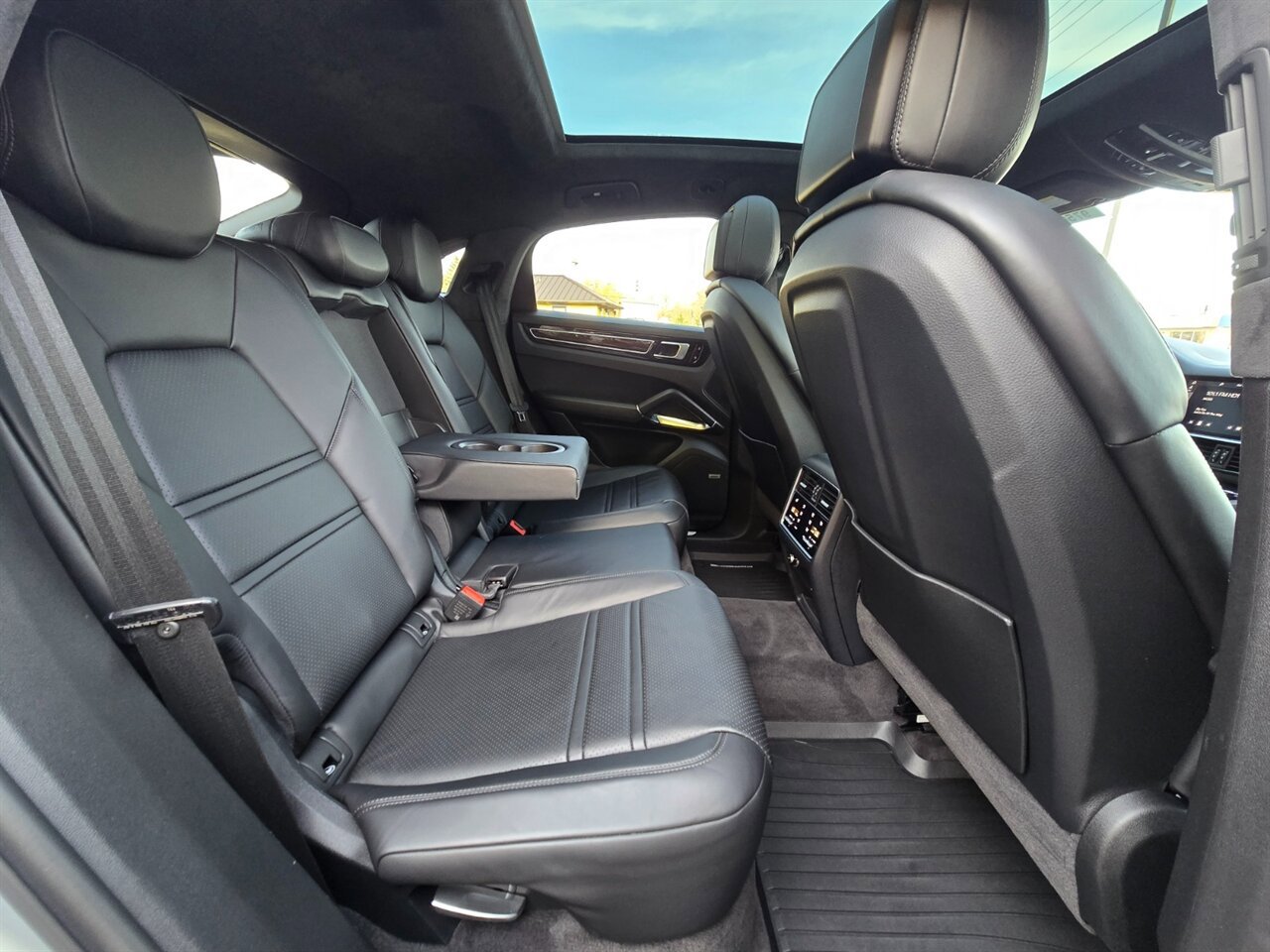 Used 2020 Porsche Cayenne Turbo AWD/4WD image 18