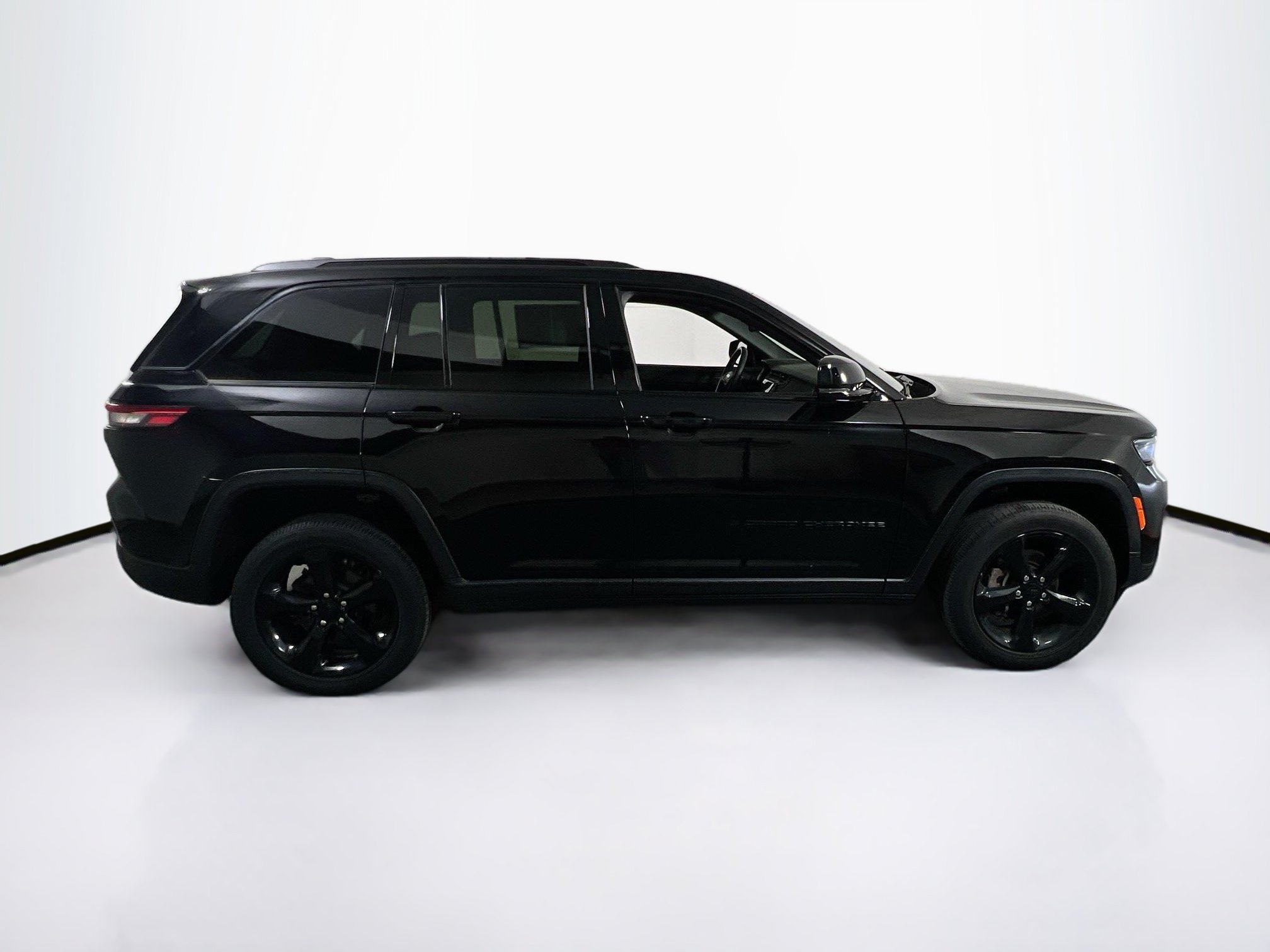 Used 2023 Jeep Grand Cherokee Altitude AWD/4WD image 4