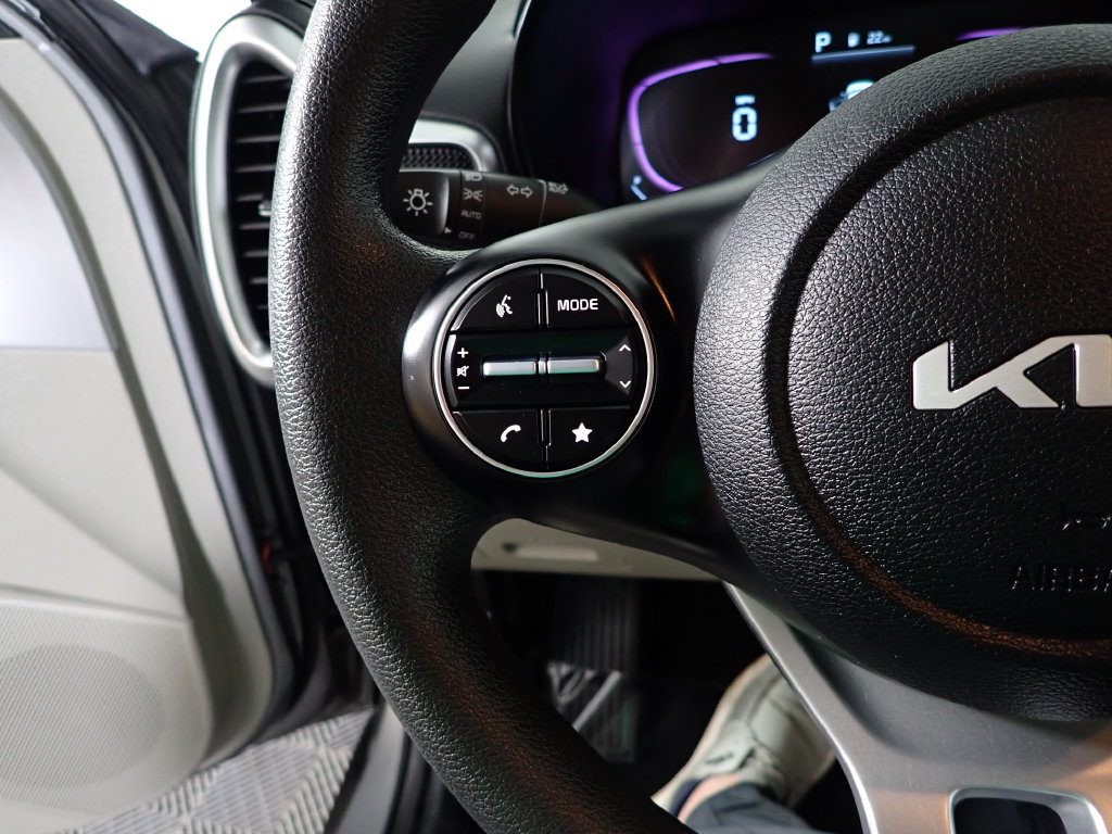 Used 2025 Kia Soul LX w/ LX Technology Package FWD image 23