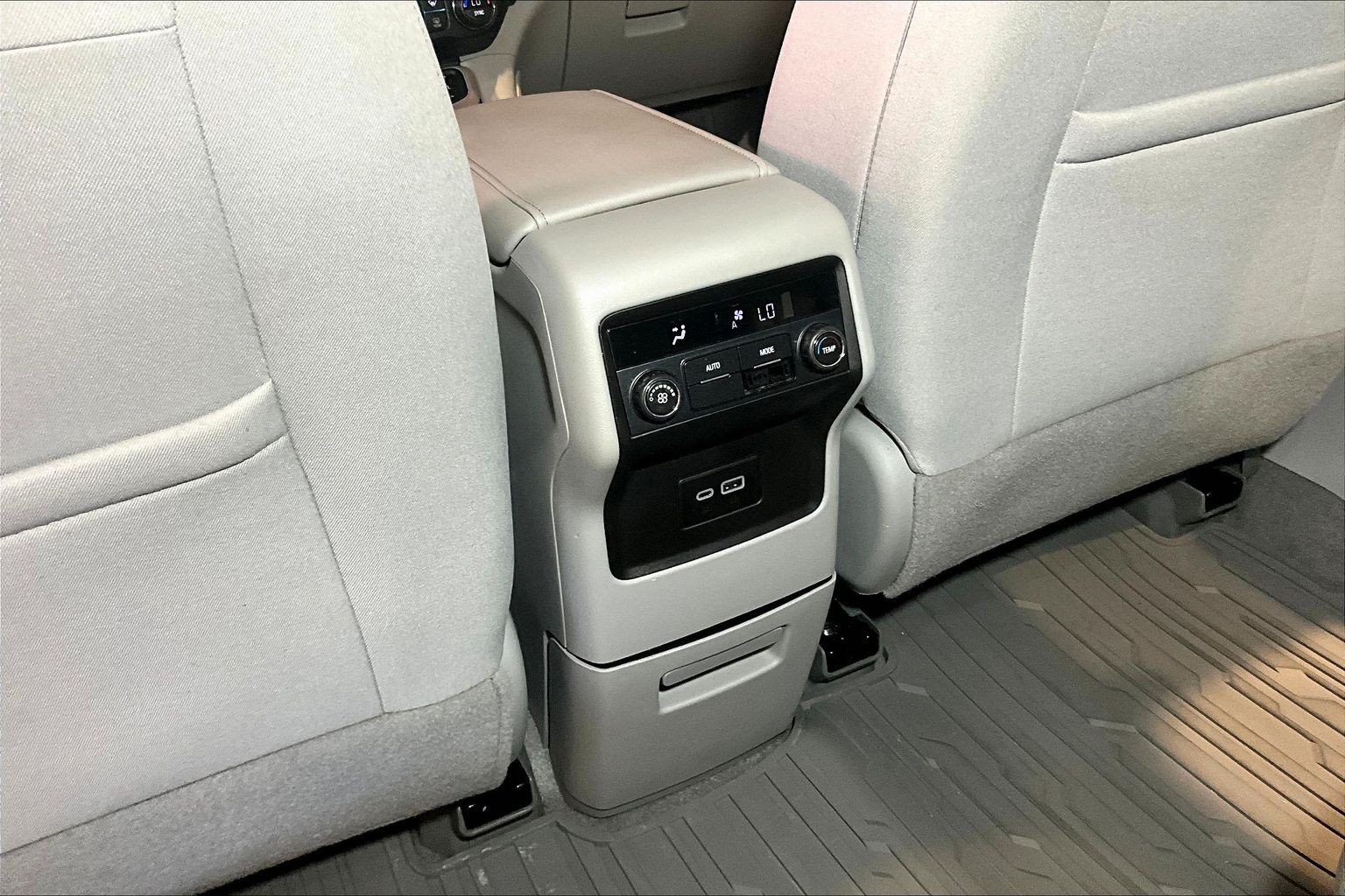 Used 2022 GMC Acadia SLE AWD/4WD image 11