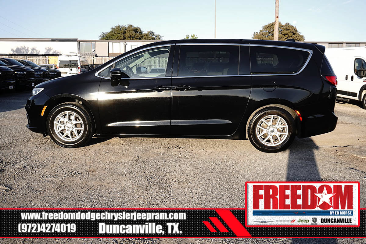 Certified 2024 Chrysler Pacifica Touring-L FWD image 2