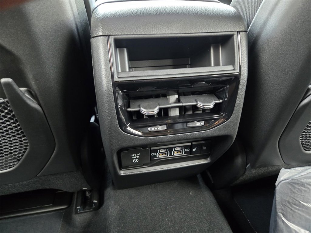 New 2025 Jeep Grand Cherokee Limited w/ Black Appearance Package image 13