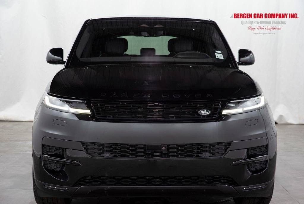 Used 2025 Land Rover Range Rover Sport SE image 2