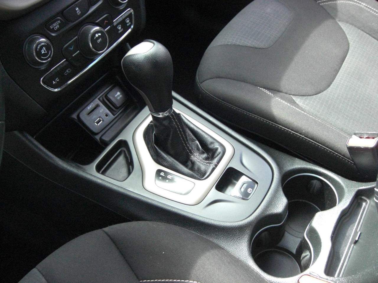 Used 2015 Jeep Cherokee Latitude FWD image 8
