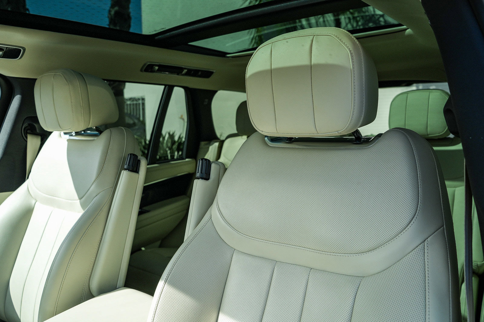 Certified 2025 Land Rover Range Rover SE AWD/4WD image 26