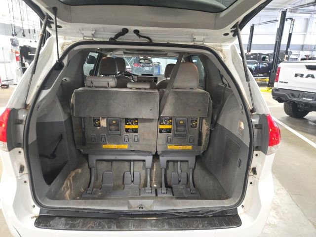 Used 2011 Toyota Sienna XLE w/ Entertainment Pkg FWD image 11