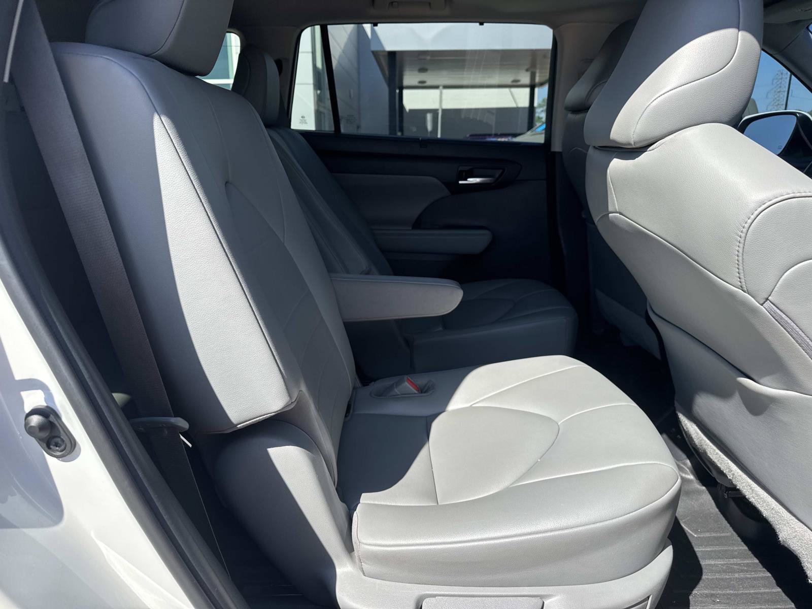 Used 2020 Toyota Highlander XLE FWD image 10