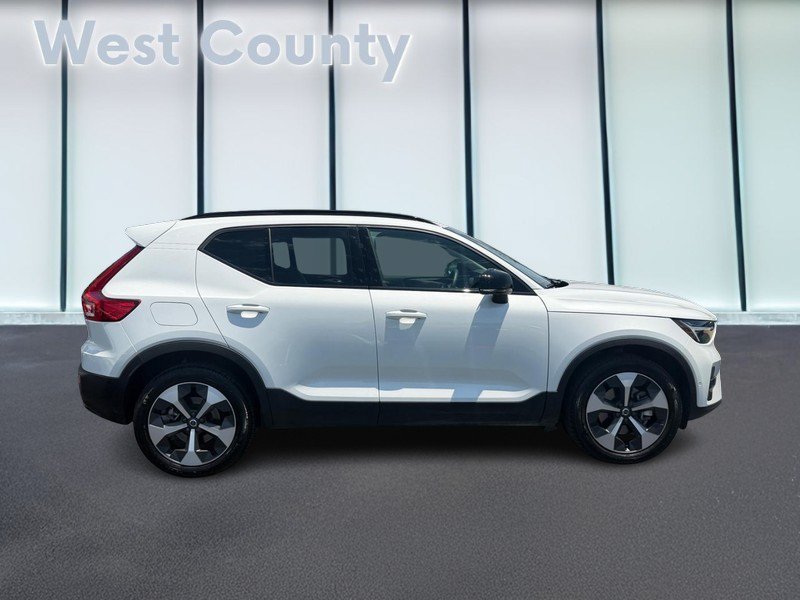 Certified 2026 Volvo XC40 B5 Plus AWD/4WD image 2