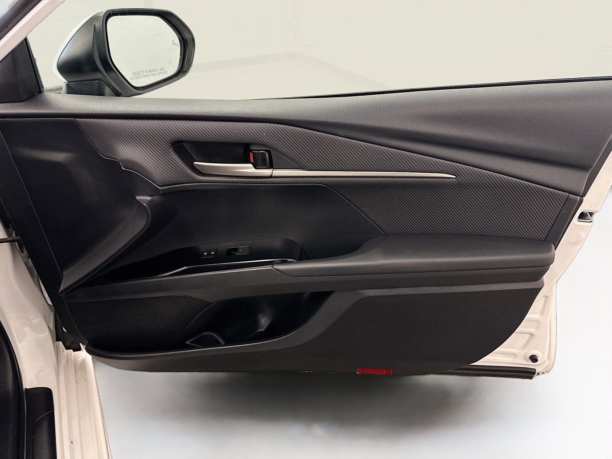 Used 2025 Toyota Camry SE image 33