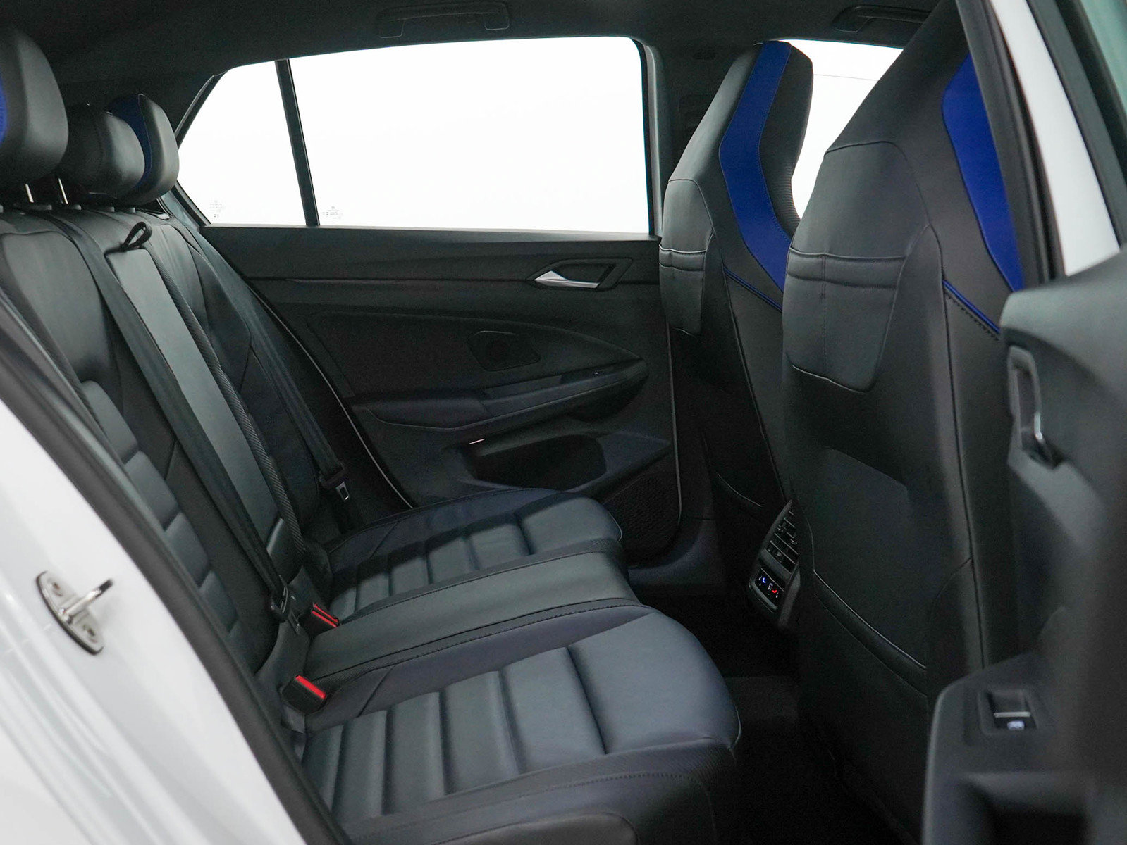 Used 2025 Volkswagen Golf AWD/4WD image 11
