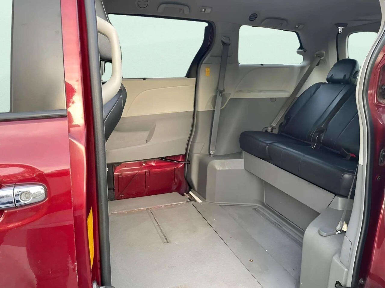 Used 2014 Toyota Sienna SE image 19