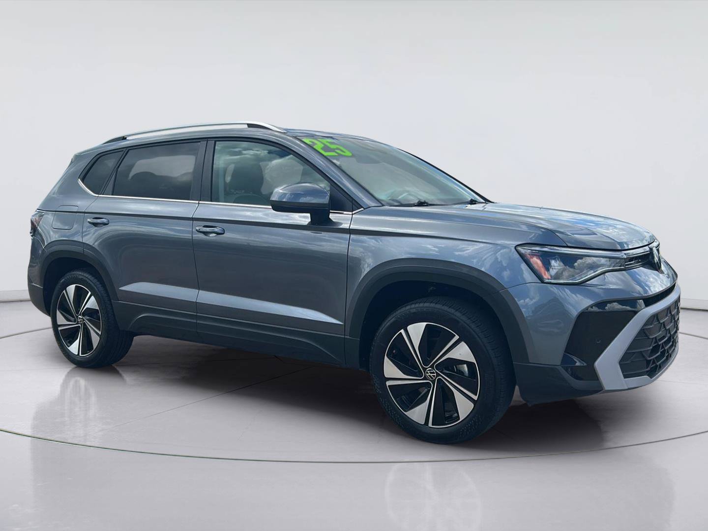 Used 2025 Volkswagen Taos SE AWD/4WD image 3