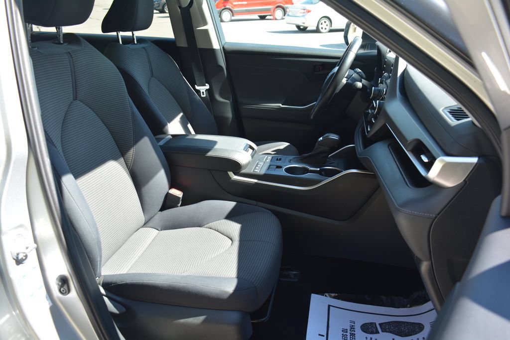 Used 2021 Toyota Highlander LE AWD/4WD image 19