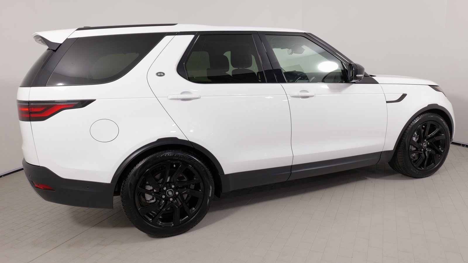 Used 2024 Land Rover Discovery S image 11