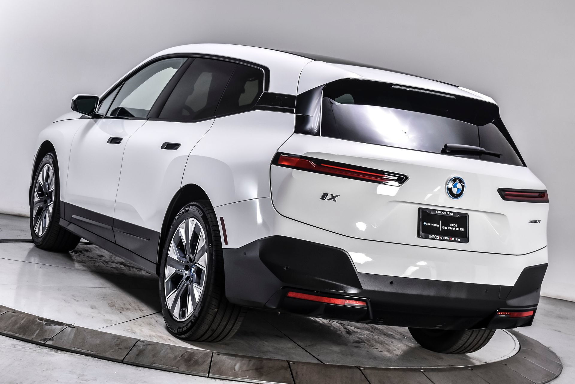 Used 2024 BMW iX xDrive50 w/ Premium Package AWD/4WD image 4