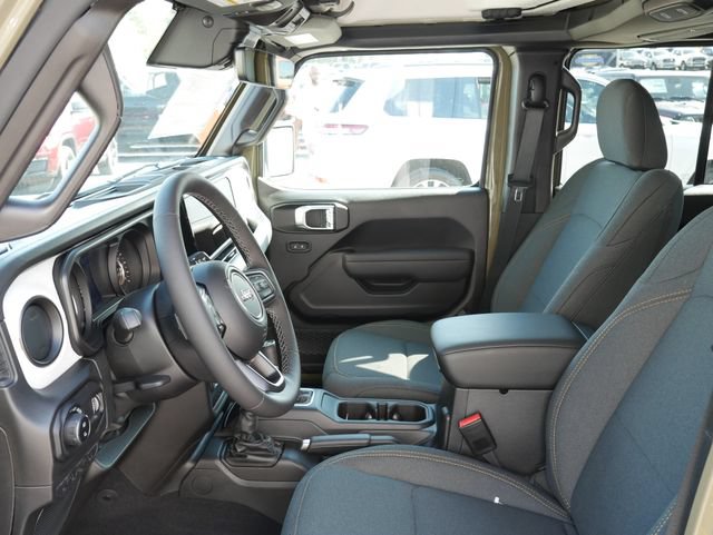 Used 2025 Jeep Gladiator Sport AWD/4WD image 2