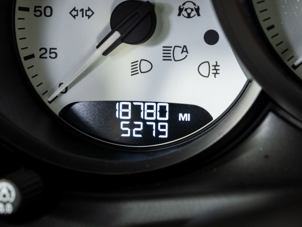 Certified 2024 Porsche Macan Turbo image 12
