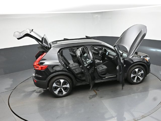 Used 2025 Volvo XC40 B5 Plus AWD/4WD image 47
