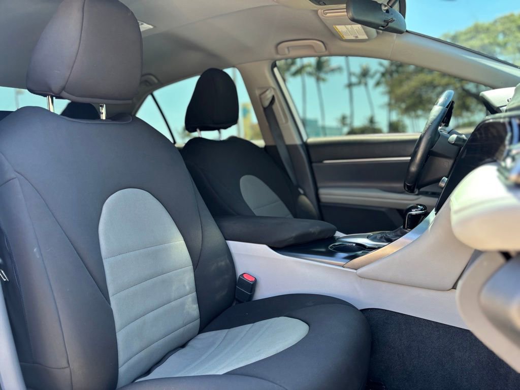 Used 2019 Toyota Camry L image 9