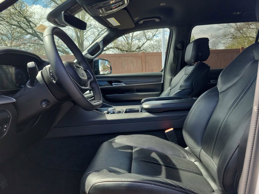 Used 2024 Jeep Wagoneer Series II w/ Flexible Seating Group AWD/4WD image 17