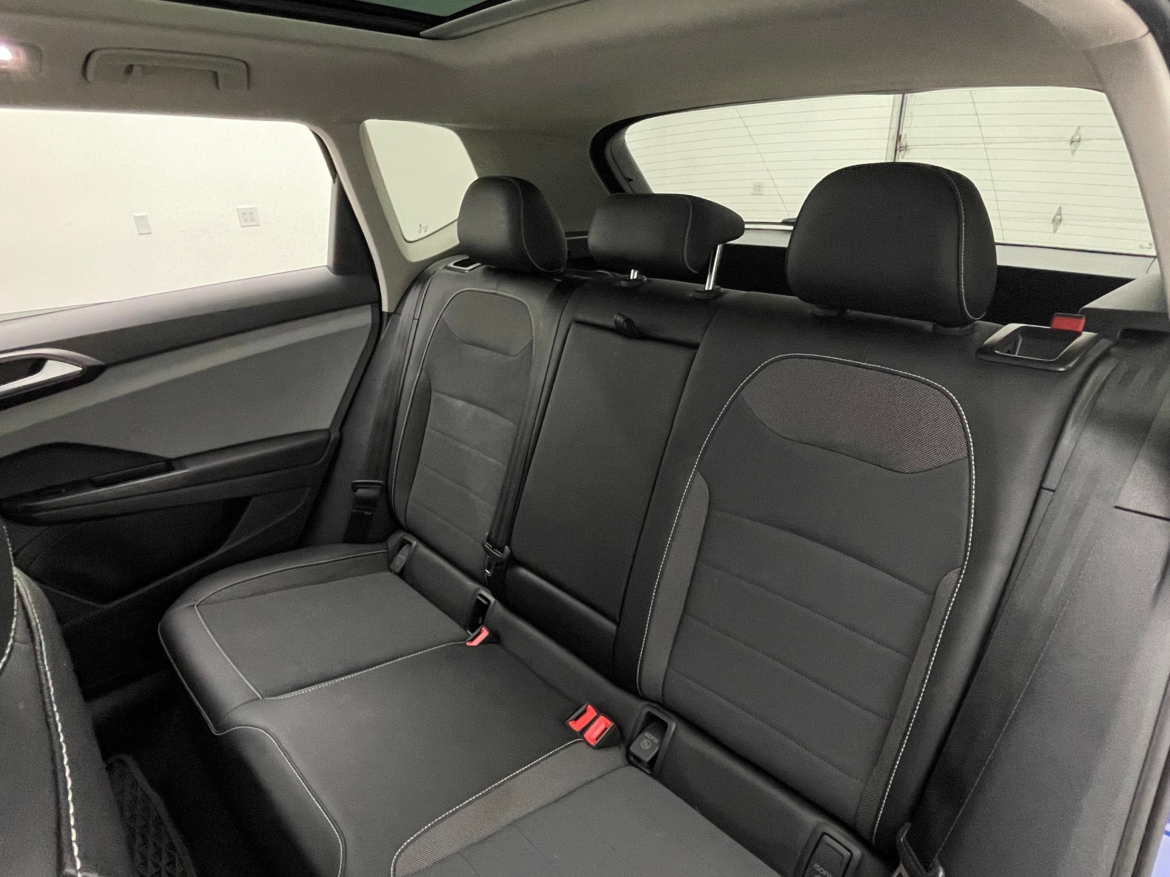 Used 2022 Volkswagen Taos SE w/ Panoramic Sunroof Package FWD image 39