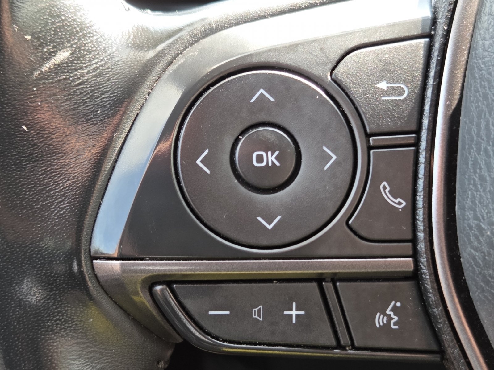 Used 2023 Toyota Camry SE FWD image 11